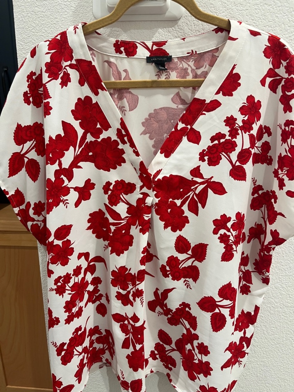 Ann Taylor Mixed Media White V-Neck Blouse with Red Floral Pattern XL
